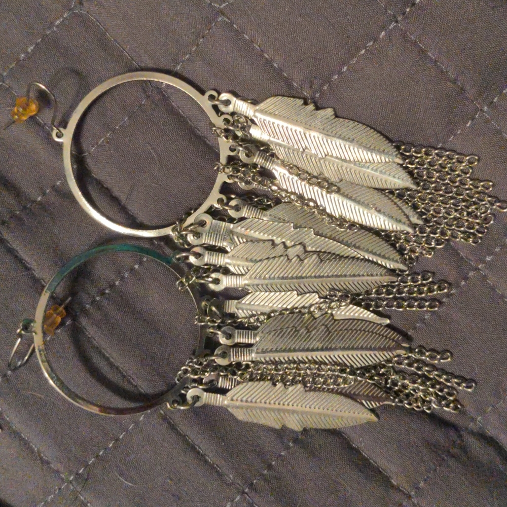 Feather and chain dangling earrings